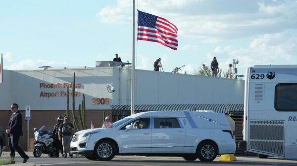 Катафалк с телом Чарли Кирка в международном аэропорту Финикс Скай-Харбор в Финиксе - Sputnik Кыргызстан