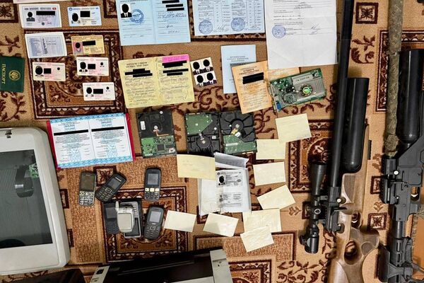 Жалал-Абадда жасалма документтерди саткан топтун мүчөлөрү кармалды. - Sputnik Кыргызстан