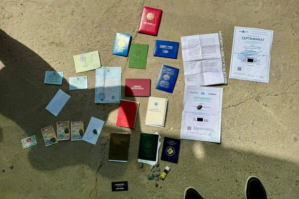 Сузактын Б.У.Э., Г.И.А. жана Р.М.М. аттуу тургундары паспорт, туулгандыгы тууралуу күбөлүк, айдоочулук күбөлүк, диплом сыяктуу маанилүү документтерди даярдап, сатып келишкени аныкталды - Sputnik Кыргызстан