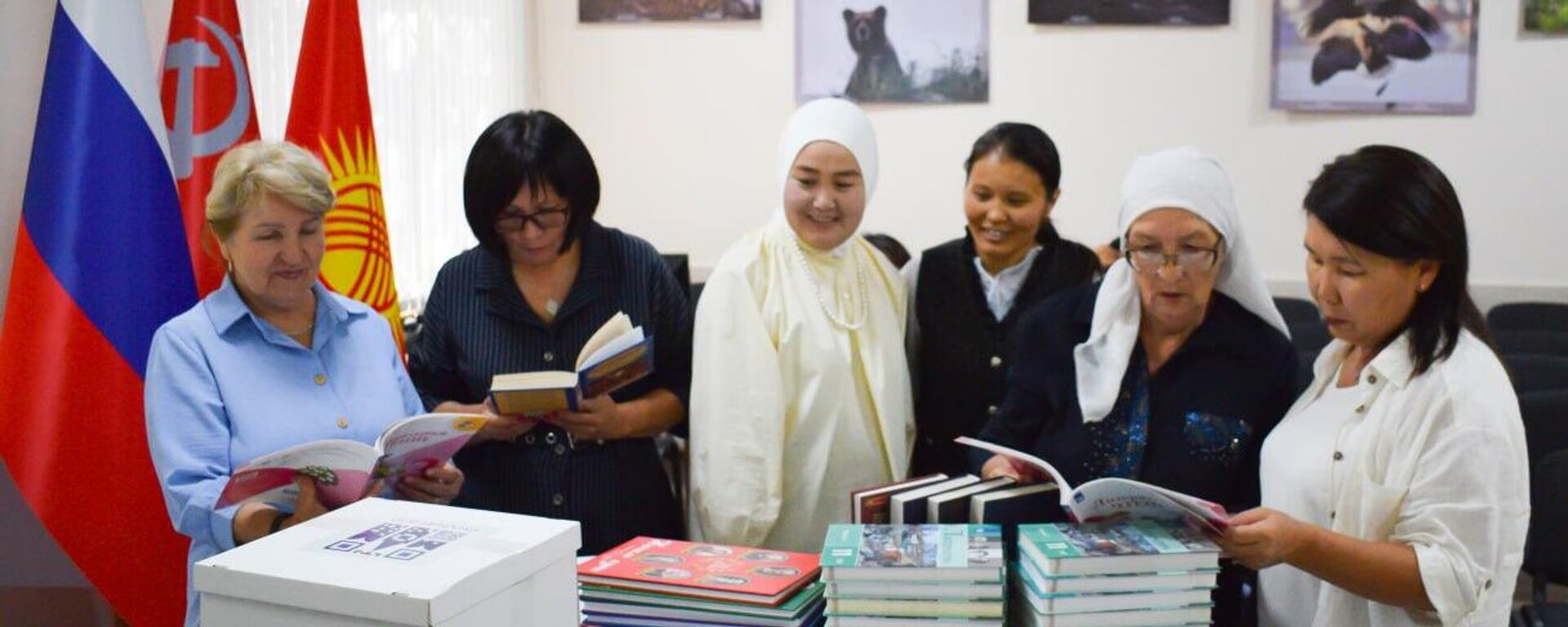 Передача Россотрудничество книг учебным заведениям Кыргызстана - Sputnik Кыргызстан, 1920, 13.09.2025