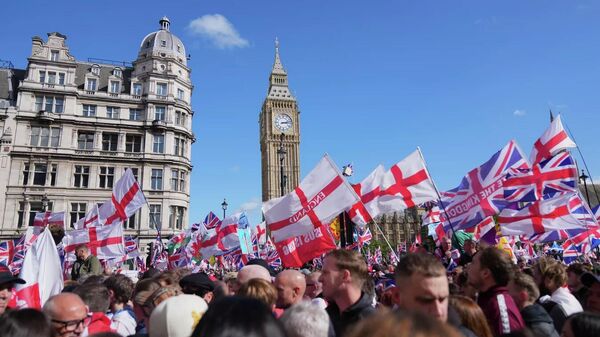 Лондондо түмөндөгөн кишилер мыйзамсыз миграцияга каршы митингге чыкты.  - Sputnik Кыргызстан