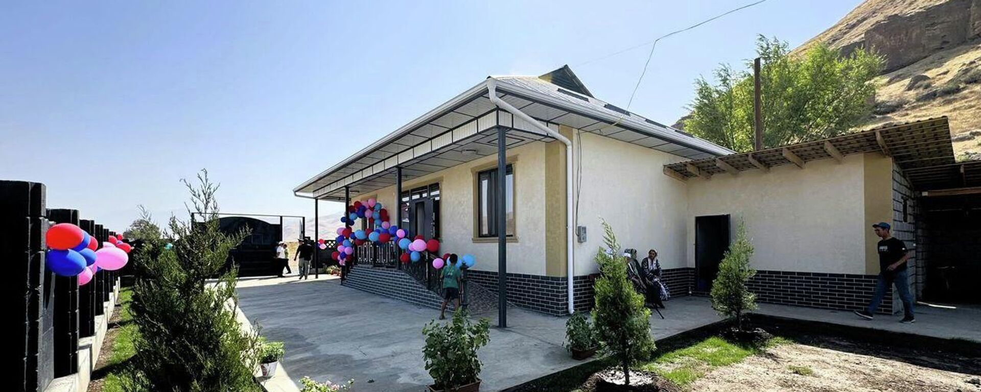  Камчыбек Ташиев 1-топтогу майыптыгы бар кишинин үй-бүлөсүнө Кара-Кулжада там салдырып берди - Sputnik Кыргызстан, 1920, 14.09.2025