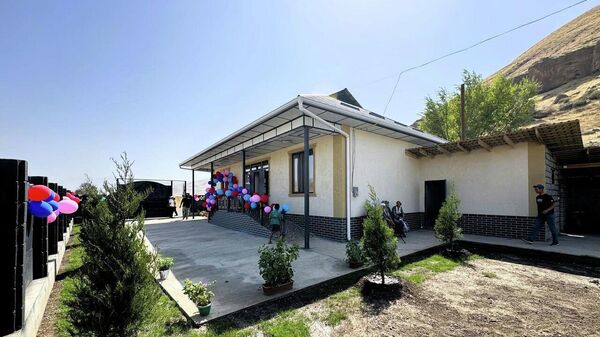  Камчыбек Ташиев 1-топтогу майыптыгы бар кишинин үй-бүлөсүнө Кара-Кулжада там салдырып берди - Sputnik Кыргызстан