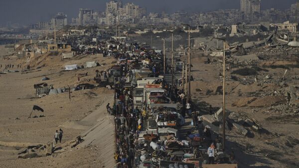 Люди вынужденные покинуть северную часть Сектора Газа - Sputnik Кыргызстан