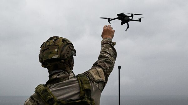 Россиялык аскер кызматкери дрон менен иштеп жаткан учурда. Архив - Sputnik Кыргызстан