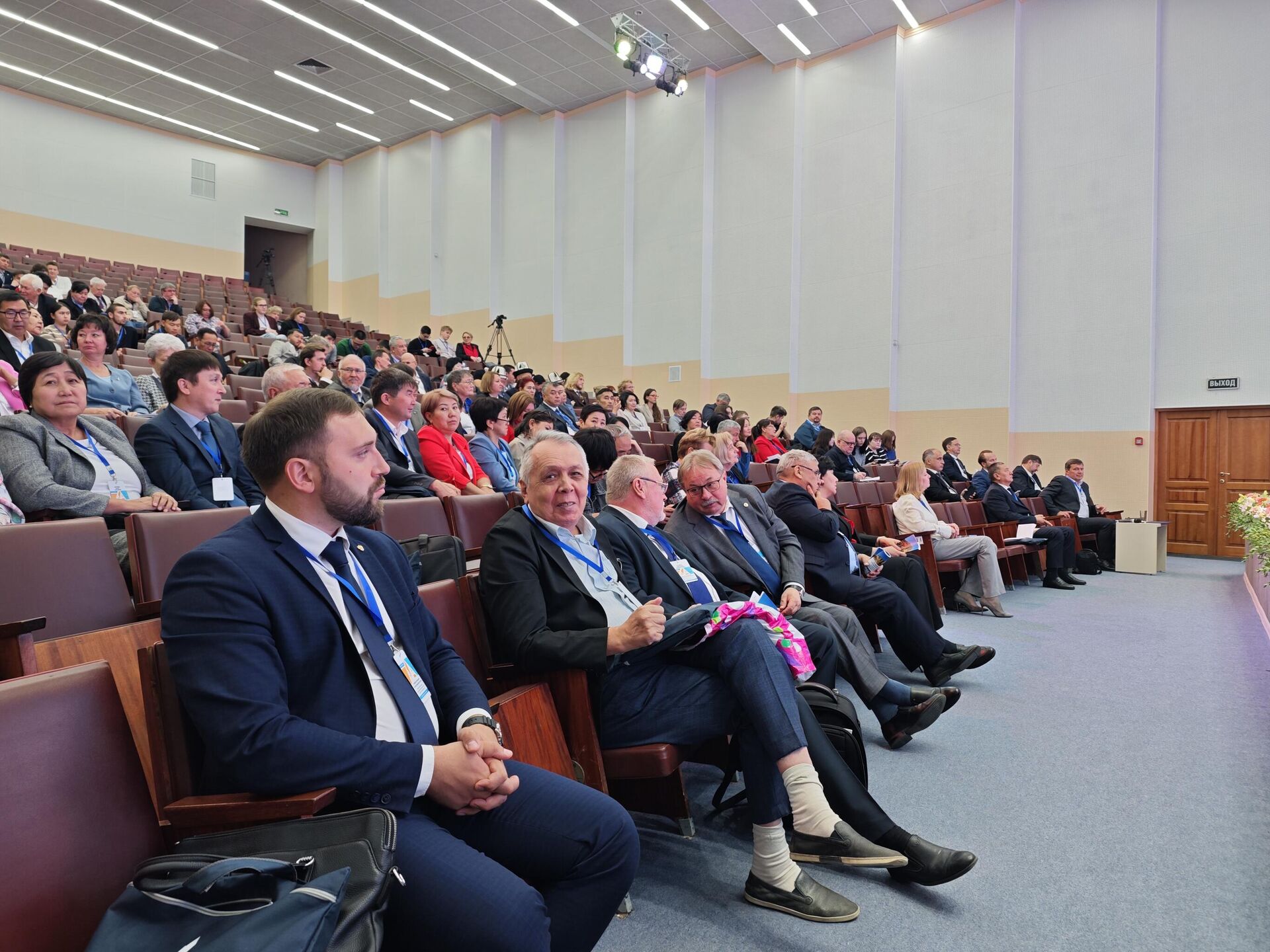 IV Международный алтаистический форум в Барнауле  - Sputnik Кыргызстан, 1920, 15.09.2025