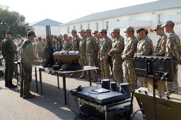 Кыргызстандагы &quot;Эдельвейс&quot; окуу-машыгуу борборунда Борбор Азия аймагынын Тез аракеттенүүчү жамааттык күчтөрүнүн командачылыгы жыйын өткөрдү - Sputnik Кыргызстан