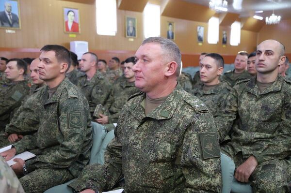 В Кыргызстане в учебно-тренировочном центре &quot;Эдельвейс&quot; проведен оперативный сбор с командованием Коллективных сил быстрого развертывания Центральноазиатского региона (КСБР ЦАР) - Sputnik Кыргызстан