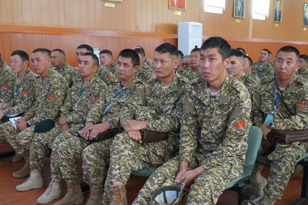 Командачылыктын офицерлери башкаруу каражаттарынын өнүгүшү жана алардын колдонулушу, техникалык жана тылдык камсыздоо жөнүндө маалымат алышкан - Sputnik Кыргызстан