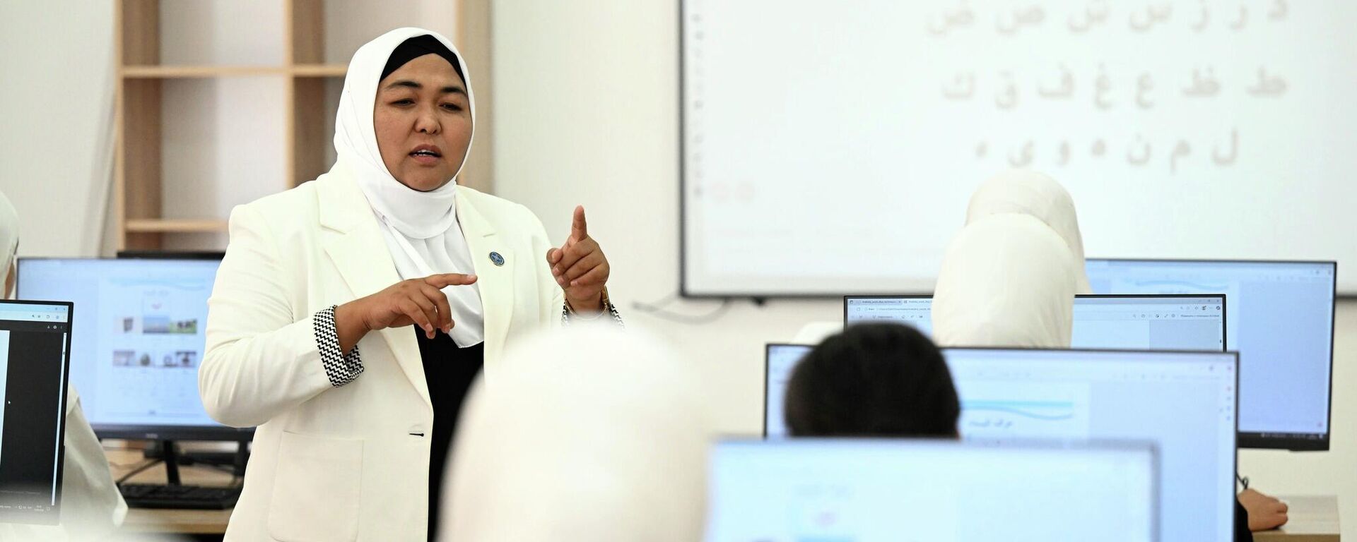  Сабак берип жаткан окутуучу - Sputnik Кыргызстан, 1920, 02.01.2026