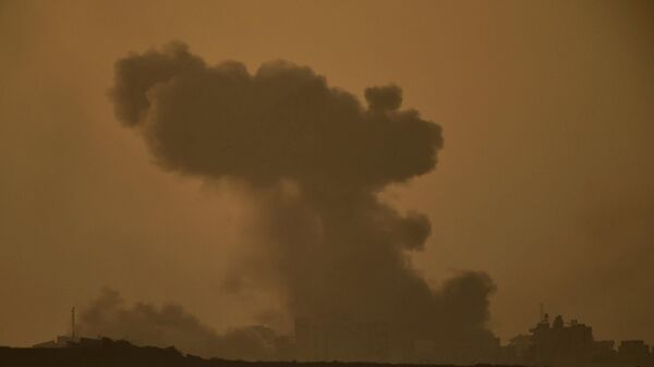 Дым поднимается в небо после израильского удара в секторе Газа - Sputnik Кыргызстан