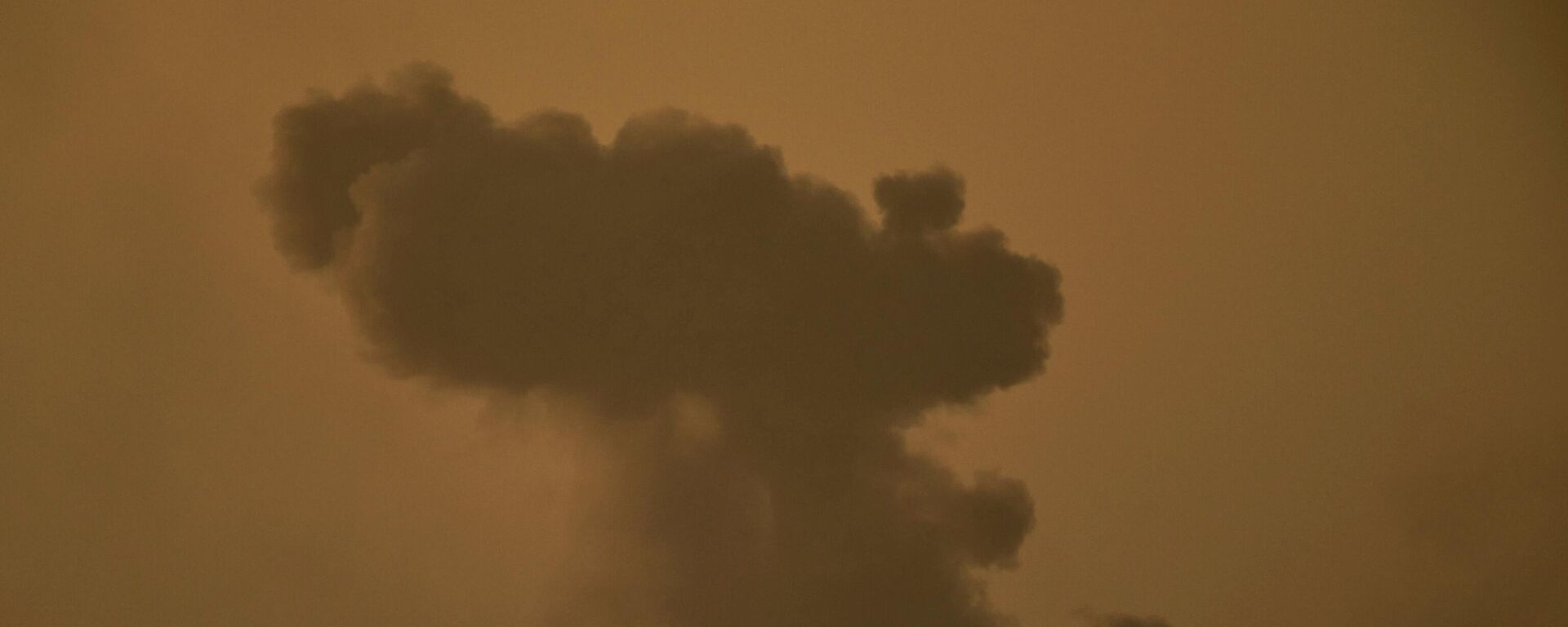 Дым поднимается в небо после израильского удара в секторе Газа - Sputnik Кыргызстан, 1920, 16.09.2025