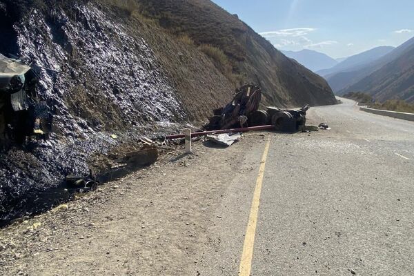 По предварительным данным, машина принадлежит ОсОО &quot;Орис нефтеперерабатывающий завод&quot;. Экологический ущерб оценен в 577 536 сомов, ответственное лицо оштрафовали на 65 тысяч. - Sputnik Кыргызстан