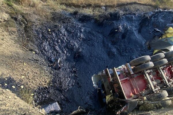 Грузовик нефтеперерабатывающего завода на попал в ДТП на альтернативной трассе север — юг, на дорогу и обочину вылилось 35 тонн мазута - Sputnik Кыргызстан