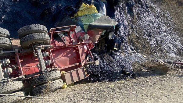 Грузовик попавший в ДТП разлил 35 тонн мазута - Sputnik Кыргызстан