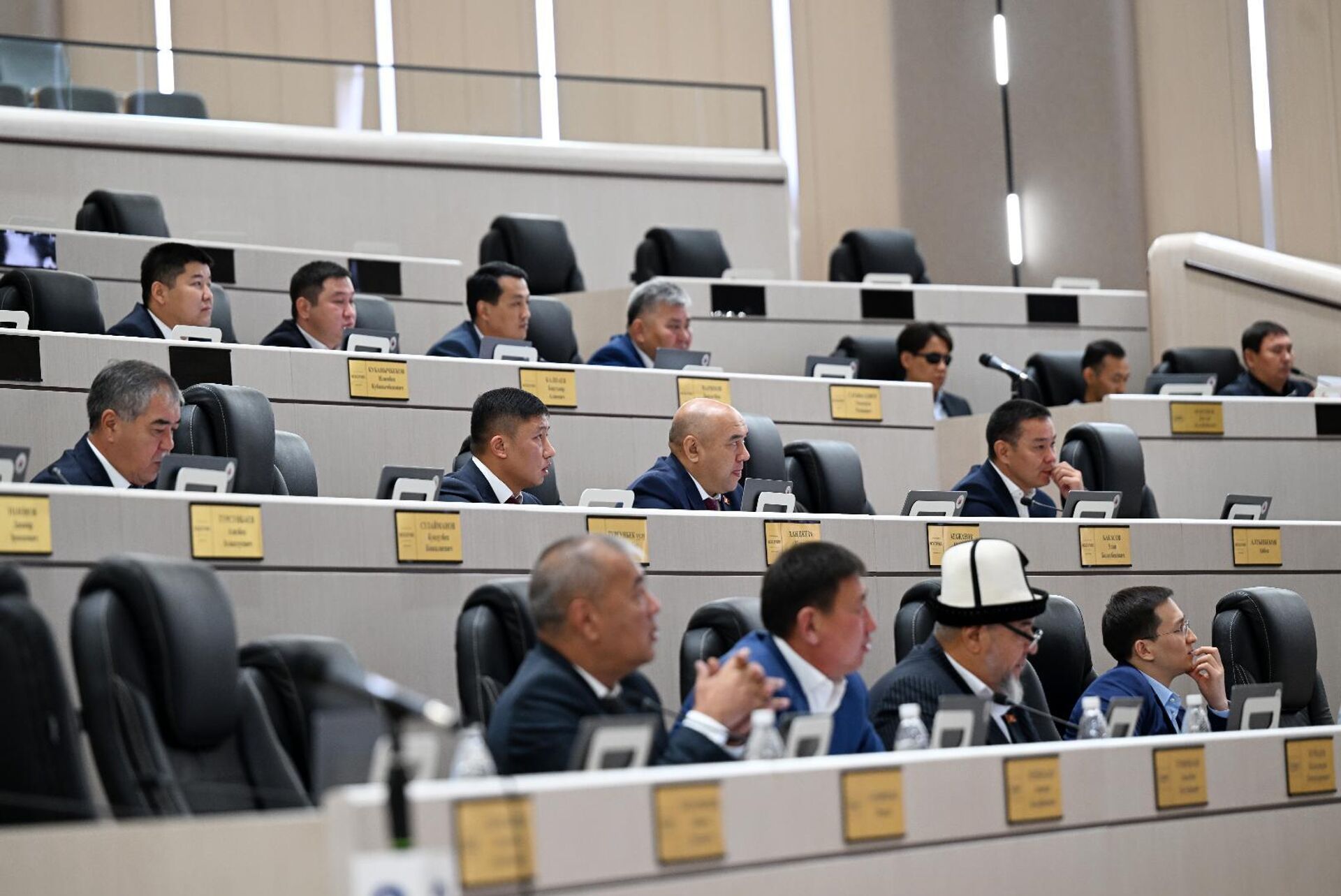 Депутаты Жогорку Кенеша - Sputnik Кыргызстан, 1920, 17.09.2025