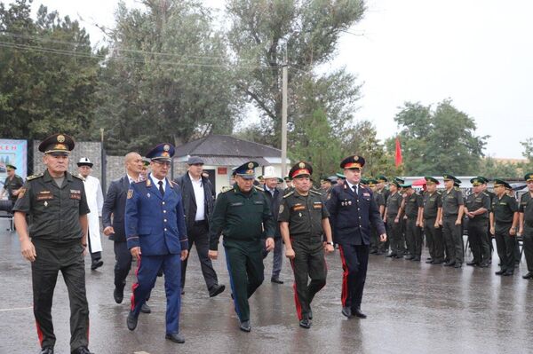 Мероприятие началось с возложения венков к могилам воинов. Затем была прочитана молитва, и присутствующие почтили память павших минутой молчания. - Sputnik Кыргызстан
