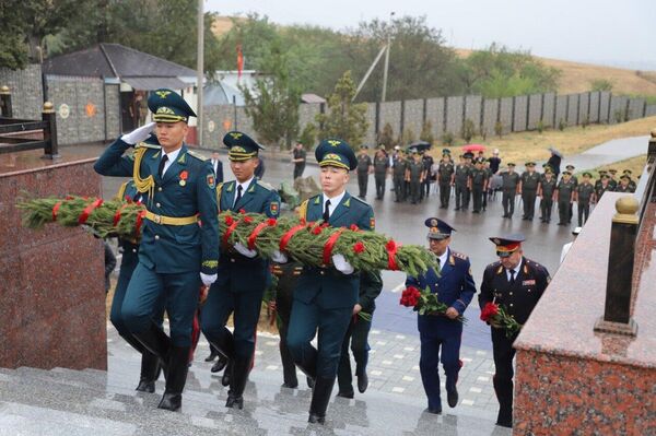 В мемориальном комплексе &quot;Ата-Бейит&quot; состоялся митинг-реквием, посвященный третьей годовщине трагических событий на кыргызско-таджикской границе - Sputnik Кыргызстан