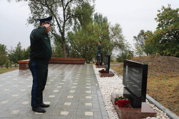 Почтить память погибших прибыли зампредседателя кабинета министров, глава ГКНБ Камчыбек Ташиев, директор Пограничной службы Абдикарим Алимбаев, руководители силовых и правоохранительных структур, ветераны и личный состав ПС - Sputnik Кыргызстан