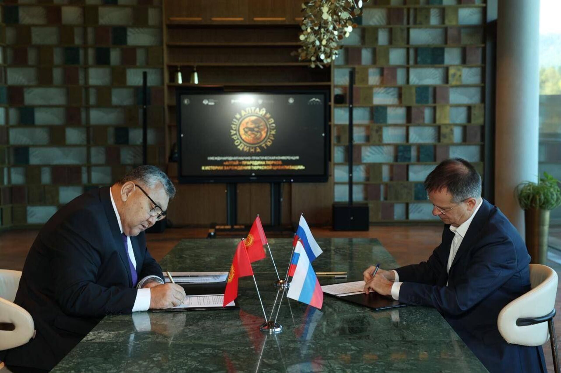Кыргызстан и Россия создали первый Экспертно-консультативный совет по истории - Sputnik Кыргызстан, 1920, 16.09.2025