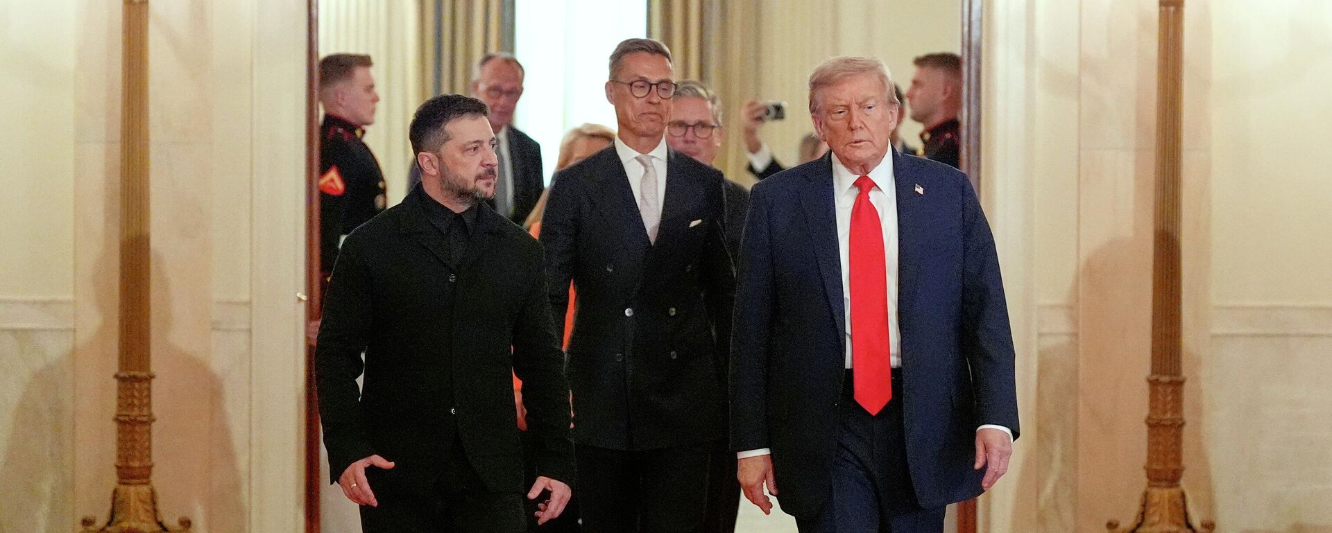 Владимир Зеленский и президент США Дональд Трамп. Архивное фото - Sputnik Кыргызстан, 1920, 17.09.2025