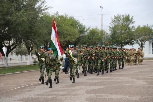 Общая численность участников учений — около 1,2 тысячи человек, задействовано 500 единиц военной и специальной техники, в том числе самолеты, вертолеты, беспилотники и боевые катера - Sputnik Кыргызстан