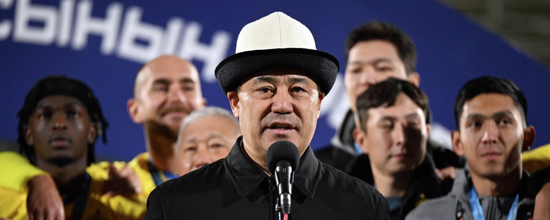 Президент Садыр Жапаров открыл футбольный стадион Манас в Кара-Суу - Sputnik Кыргызстан, 1920, 19.09.2025