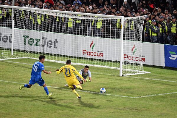 Спортивная арена вмещает до 5 000 человек, игровое поле покрыто натуральным газоном, обновлены трибуны - Sputnik Кыргызстан