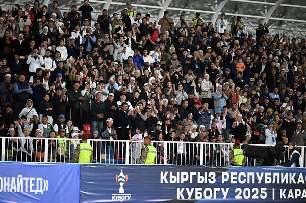 Обустроены медиазона, медицинские кабинеты, административные помещения, комнаты для судей, а центральное поле оснастили прожекторами и LED-экраном, что позволяет проводить футбольные матчи и другие мероприятия в вечернее время - Sputnik Кыргызстан