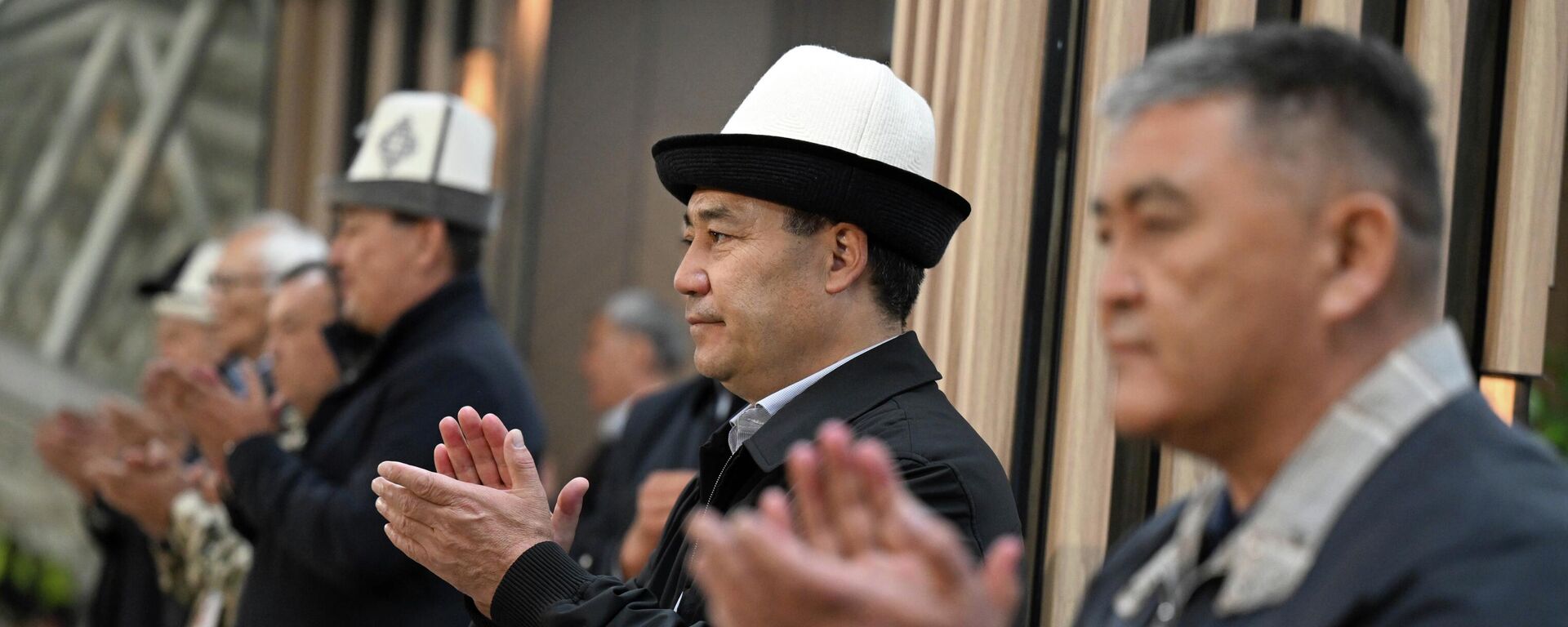 Президент Садыр Жапаров открыл футбольный стадион Манас в Кара-Суу - Sputnik Кыргызстан, 1920, 19.09.2025