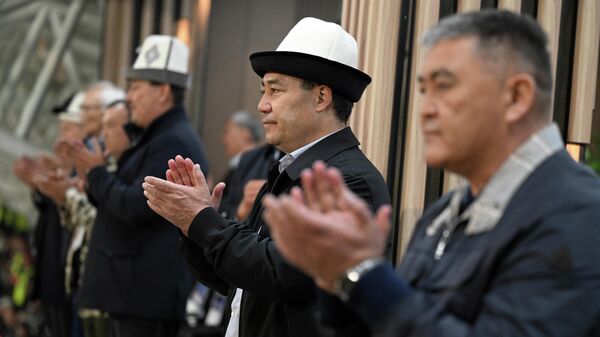 Президент Садыр Жапаров открыл футбольный стадион Манас в Кара-Суу - Sputnik Кыргызстан