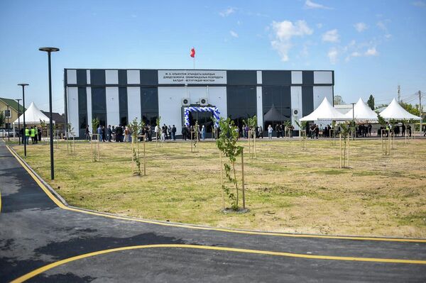 Мындан тышкары, 150 даана дарак (липа, чынар, мажүрүм тал) отургузулуп, автоматтык сугаруу системасы менен 414 даана суу агызуучу жана дренаждык лотоктор орнотулган - Sputnik Кыргызстан