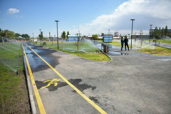 Ошондой эле отургучтар, жарыктандыруучу чырактар, шахмат столу бар аянтча жана таштанды челектер коюлду - Sputnik Кыргызстан