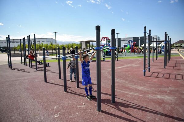 Парктын аймагына балдар аянтчасы, воркаут-зона, 810 чарчы метрлик чуркоо жолу курулуп, 3 300 чарчы метр таман таш төшөлдү - Sputnik Кыргызстан