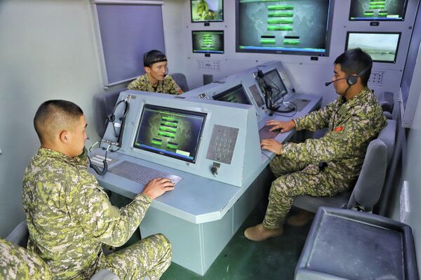 Иш-чаранын жабылышында сүйлөгөн коргоо министринин биринчи орун басары Эрлис Тердикбаев машыгуу негизги максатына жеткенин билдирди. Анын айтымында, машыгууга даярдык күч болуп, аскер контингенттери биргеликте тапшырмаларды көздөгөндөй аткара алды. - Sputnik Кыргызстан