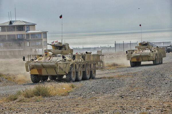 Маневрларга армиянын бөлүктөрү жана учкучсуз учуучу аппараттар, бронетранспортерлор жана согуштук катерлер катышкан. Жалпысынан 500гө жакын ар кандай аскердик техника жана 1200 аскер кызматкери тартылган. - Sputnik Кыргызстан