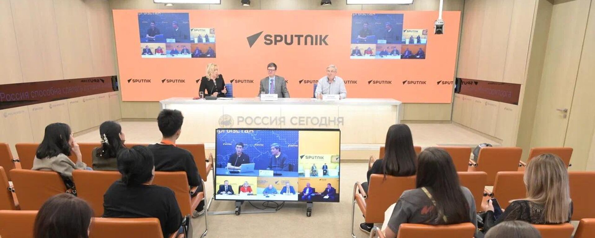 Зубовскийдеги SputnikPro: Москвада журналист, блогер, пиар адистери окутулду - Sputnik Кыргызстан, 1920, 20.09.2025