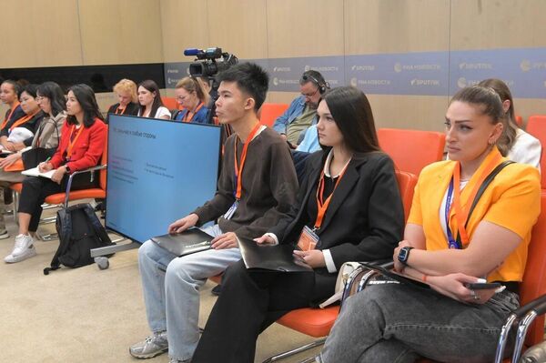 Добавляла драйва в эту работу и необходимость договариваться друг с другом, учитывать в команде интересы коллег из разных стран - Sputnik Кыргызстан