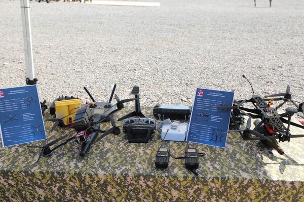 Ысык-Көлдө өтүп жаткан ЖККУнун “Рубеж-2025” машыгуусунда аскердик техника менен курал-жарактын жарманкеси - Sputnik Кыргызстан