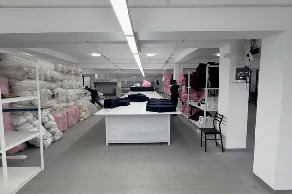 Создано 300 рабочих мест. Производственная мощность предприятия составляет до 100 тысяч единиц одежды в месяц, продукция будет поставляться не только на внутренний рынок, но и экспортироваться в страны ЕАЭС. - Sputnik Кыргызстан