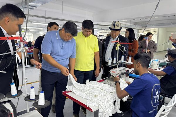 Замглавы кабмина Бакыт Торобаев ознакомился с деятельностью современной швейной фабрики &quot;KG TEX&quot; в Чуйской области, запущенной в рамках празднования Дня независимости - Sputnik Кыргызстан