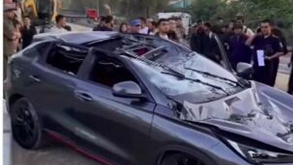 Автомобиль, поврежденный ковшом экскаватора - Sputnik Кыргызстан