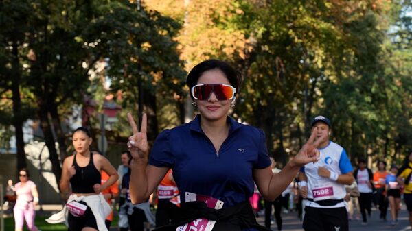 Жарышка 5 000 жөө күлүк чыкты. Snow Leopard Run жарым марафонунан видео - Sputnik Кыргызстан