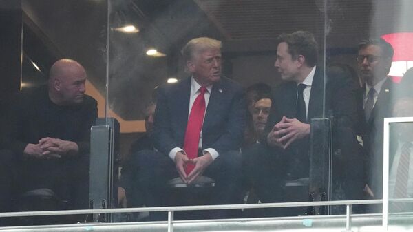 Слева направо: Дэна Уайт, президент Дональд Трамп, Илон Маск на панихиде по Чарли Кирку в Глендейле, штат Аризона - Sputnik Кыргызстан