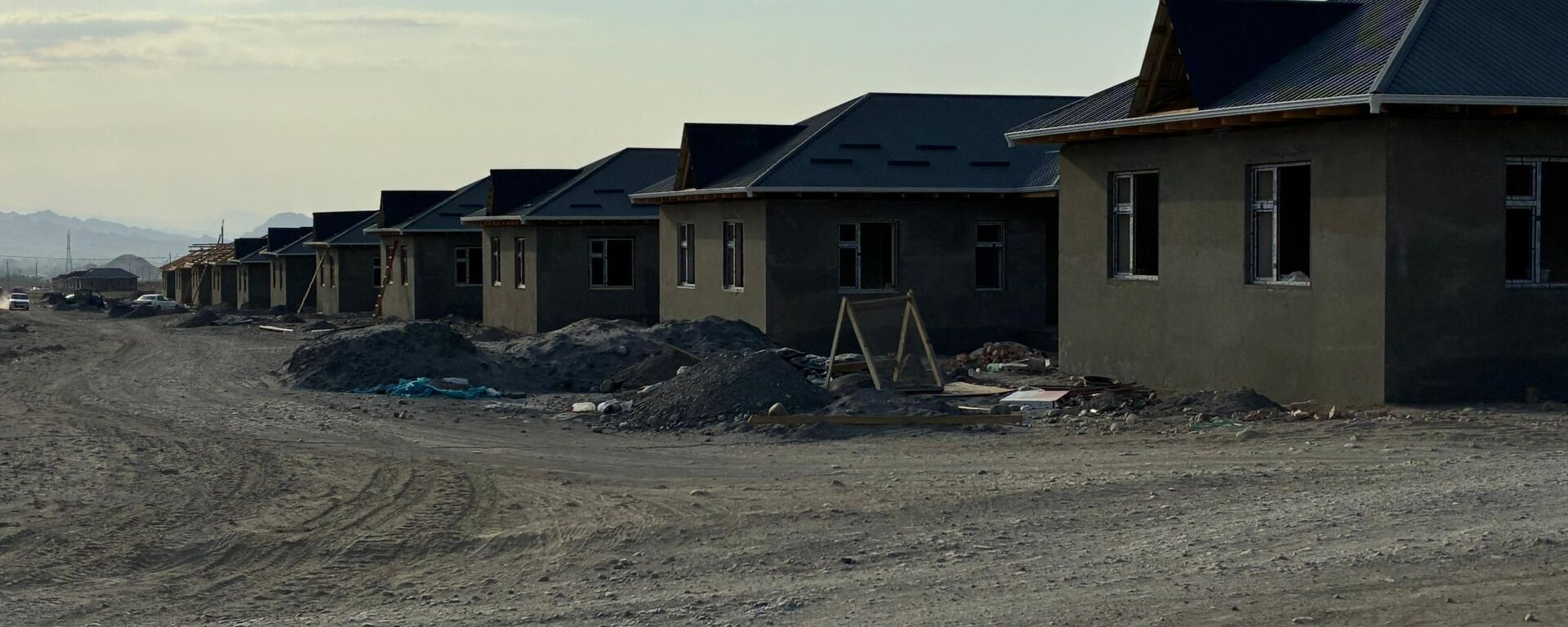 Строительство села Жаны Достук в Баткене - Sputnik Кыргызстан, 1920, 22.09.2025