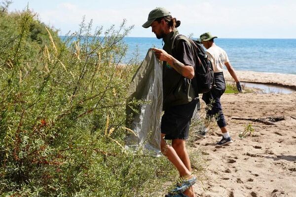 Общими усилиями собрано более 100 мешков мусора - Sputnik Кыргызстан