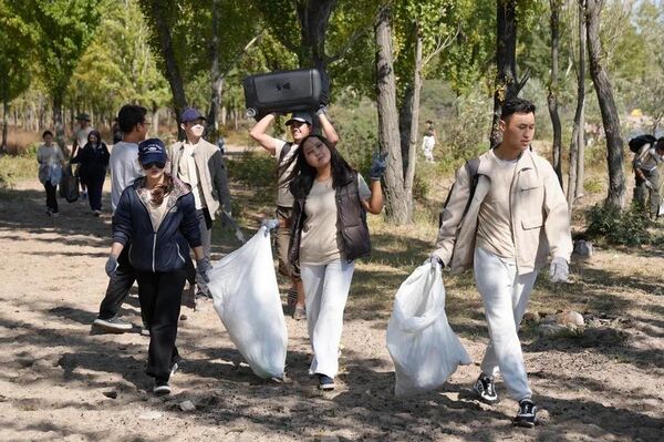 Они очистили свыше трех километров береговой линии и городской парк Чолпон-Аты - Sputnik Кыргызстан