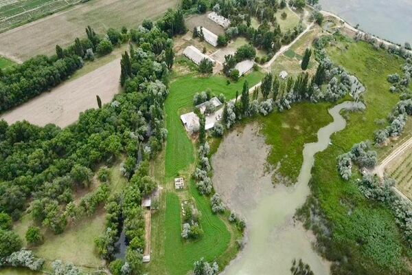 Как сообщает ГКНБ, ответственные лица ОМСУ Аламудунского района передали в частную собственность лагерь с прилегающим земельным участком около 3,22 гектара и строением, который позже был незаконно приватизирован частным лицом - Sputnik Кыргызстан