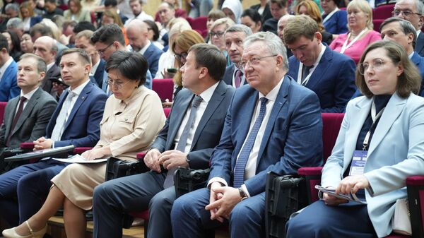 Ректор СПбПУ Андрей Рудской (второй справа) - Sputnik Кыргызстан