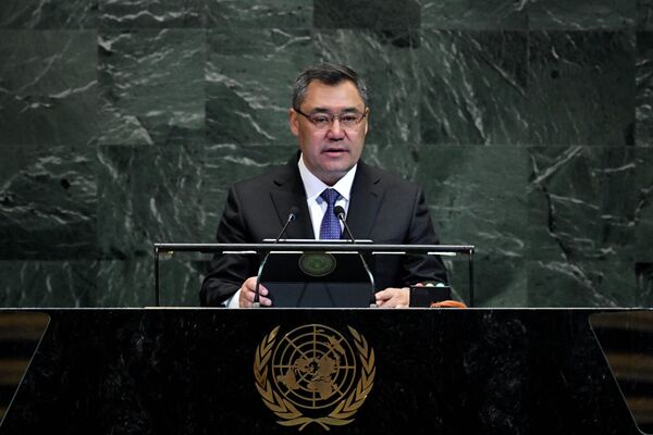 Кыргызстандын президенти Садыр Жапаров БУУнун Башкы Ассамблеясынын 80-сессиясынын жалпы дебаттарында сүйлөп, Газадагы согушту токтотууга, Афганстандын тоңдурулган активдерин кайтарууга чакырганын анын маалымат кызматы билдирди - Sputnik Кыргызстан